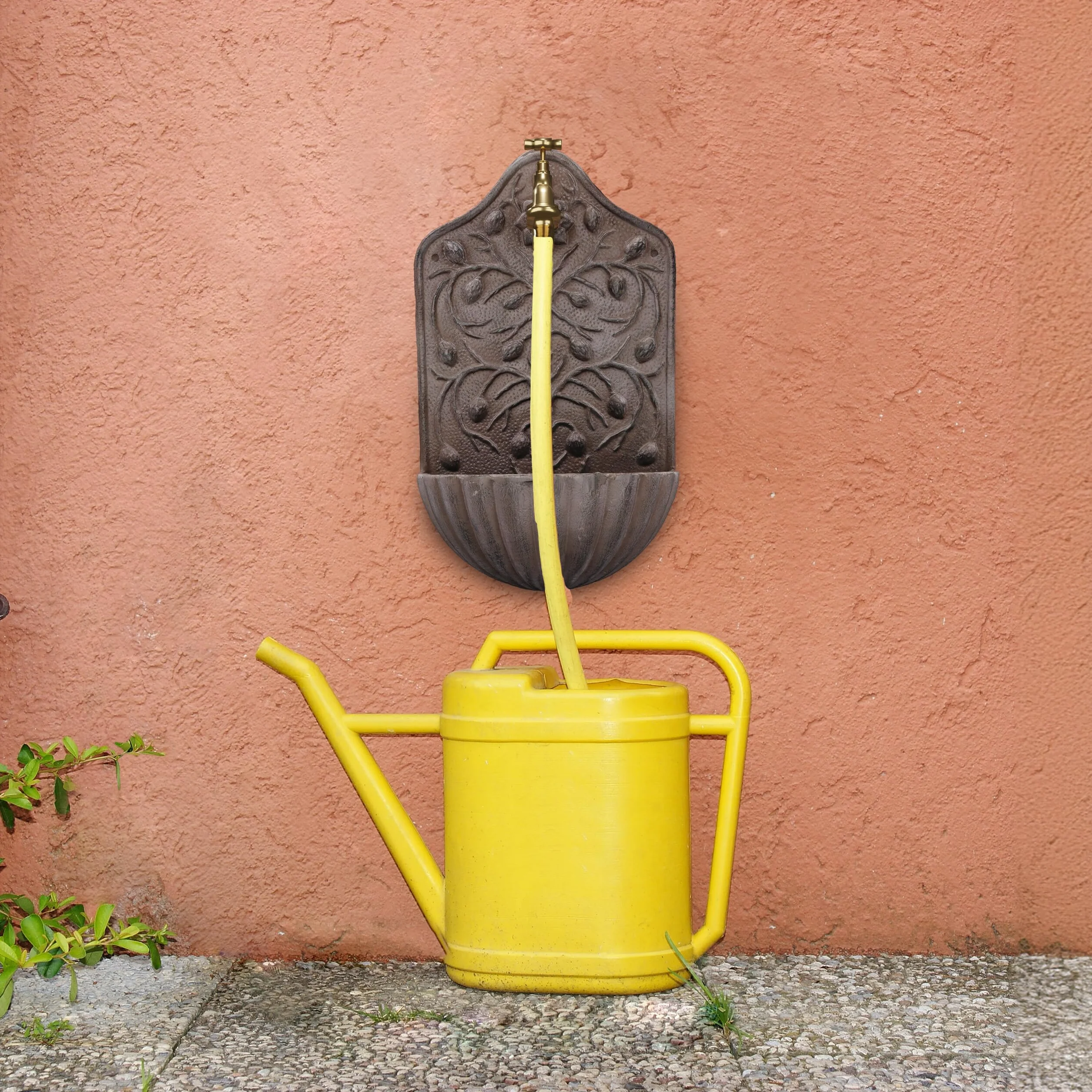 Relaxdays Fuente de Agua de Pared, con Grifo, Bebedero Jardín, Hierro Fundido, 40 x 24 x 15 cm, Diseño Antiguo, Marrón