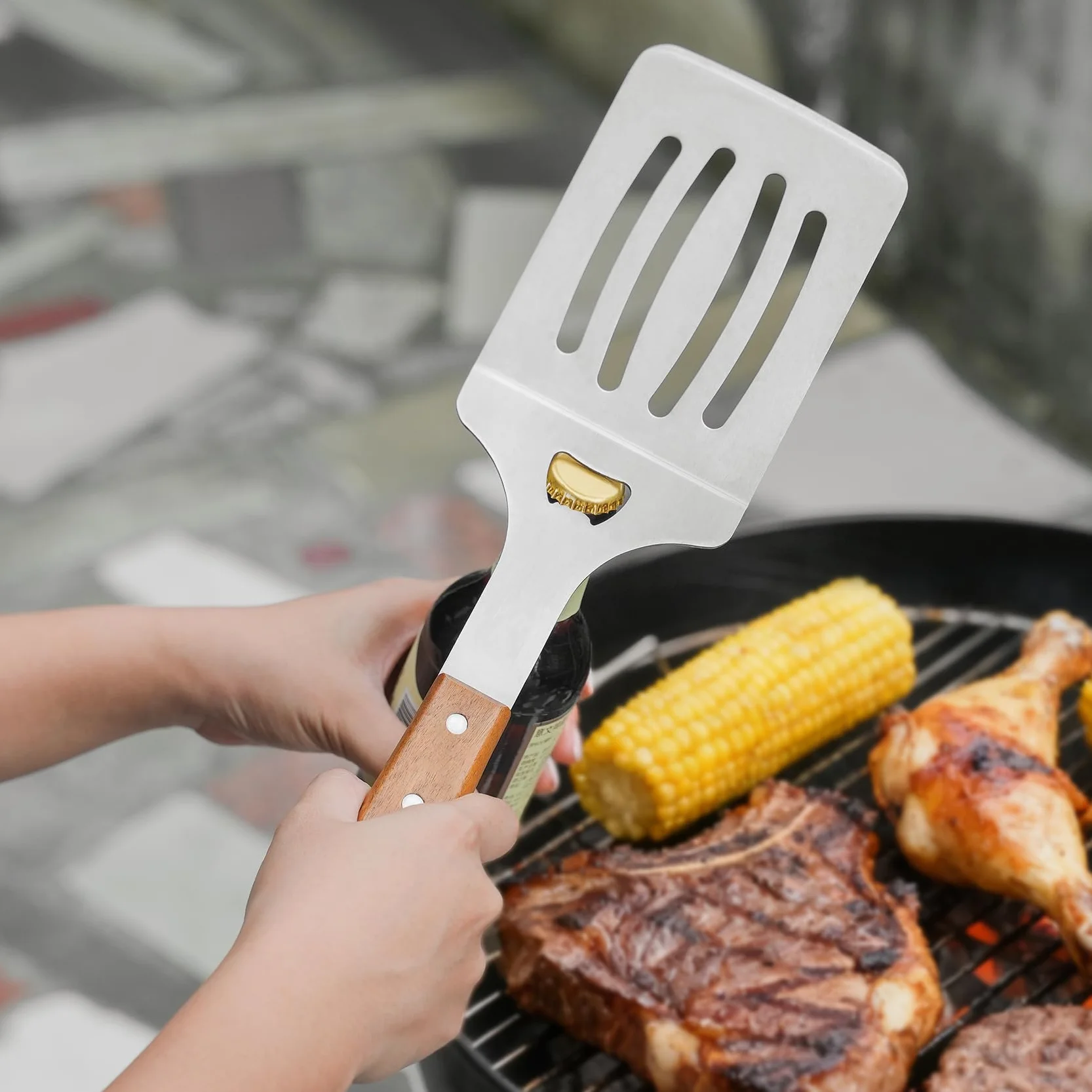 onlyfire 4 Pcs Kit de Utensilios para Barbacoas, Espátula para Plancha Perforada, Pinzas de Cocina, Tenedor y Cepillo para Barbacoa, Utensilios Profesionales para Asar y Cocinar Al Aire Libre