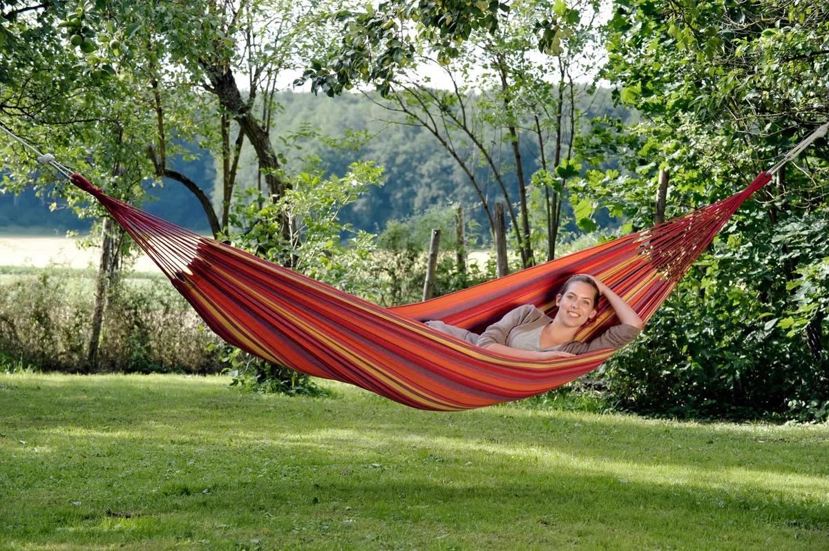 AMAZONAS Tahiti Hamaca | Resistente a la Intemperie y a los Rayos UV | Material EllTex Suave y Acogedor | Colores Brillantes y Cuerdas Extra largas | de Descanso 200x100cm | hasta 120 kg (Vulcano)