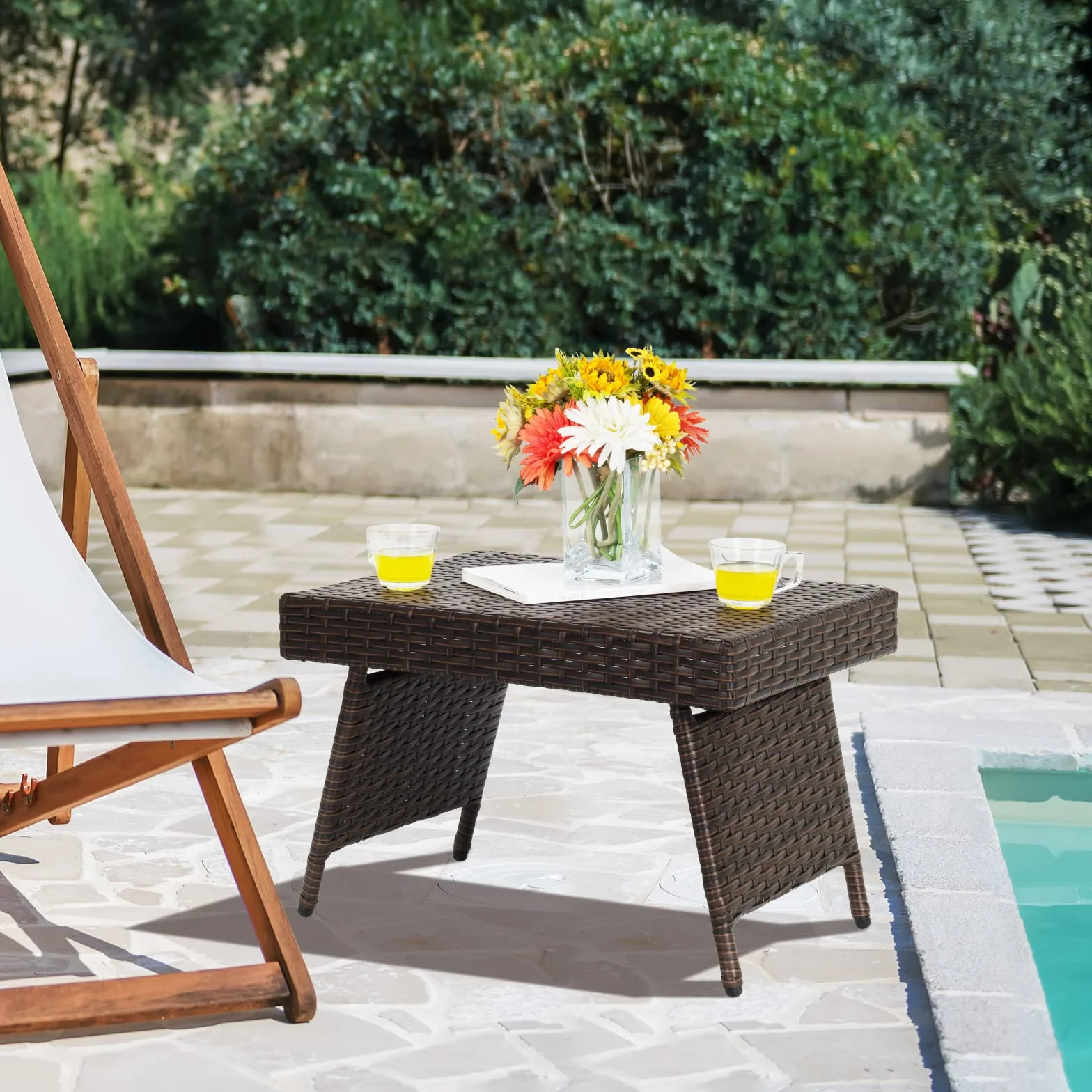 GOPLUS Mesa Baja Jardín Plegable de Ratán, Mesa Auxiliar con Estructura de Acero Resistente y Patas Ajustables, Mesa de Café sin Montaje Ahorra Espacio para Exterior Terraza Piscina, 60 x 40 x 40 cm