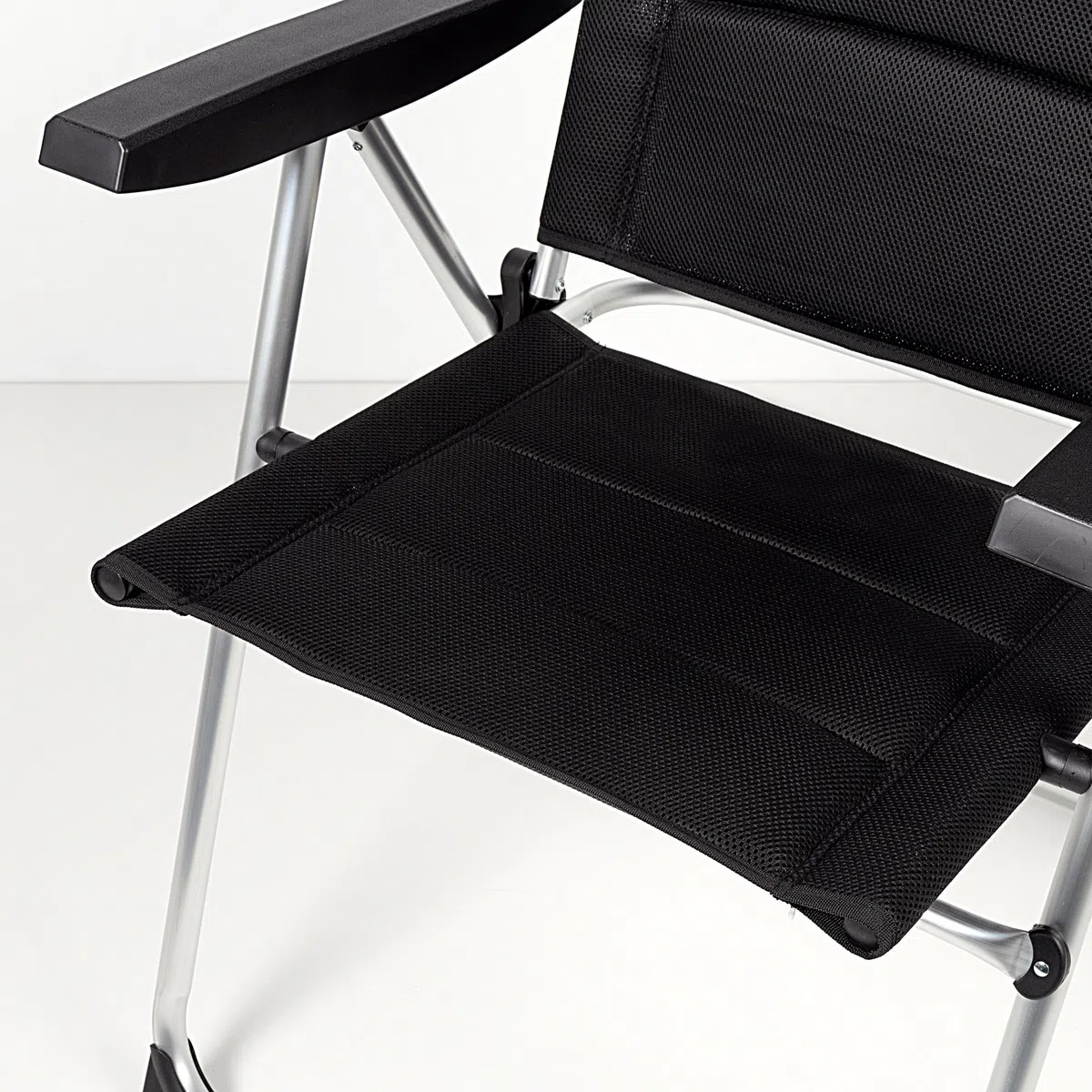 AKTIVE 62292 - Silla Plegable Acolchada Negra, para terraza, balcón, Patio o jardín, Medidas 62 x 48 x 39/105 cm, Material Aluminio y 100% poliéster, antivuelco, Peso máximo 110 kg