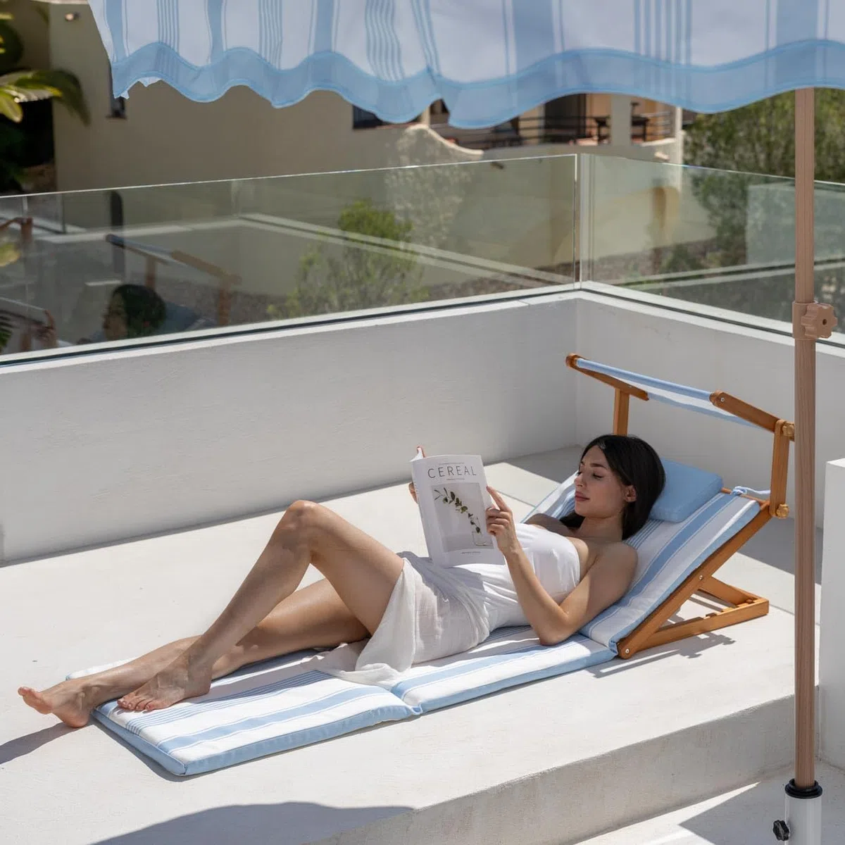 Flamingueo Tumbona Plegable - para Piscina - Reclinable 4 Posiciones - Parasol UPF50+ - Confort Premium - Poliéster - Azul