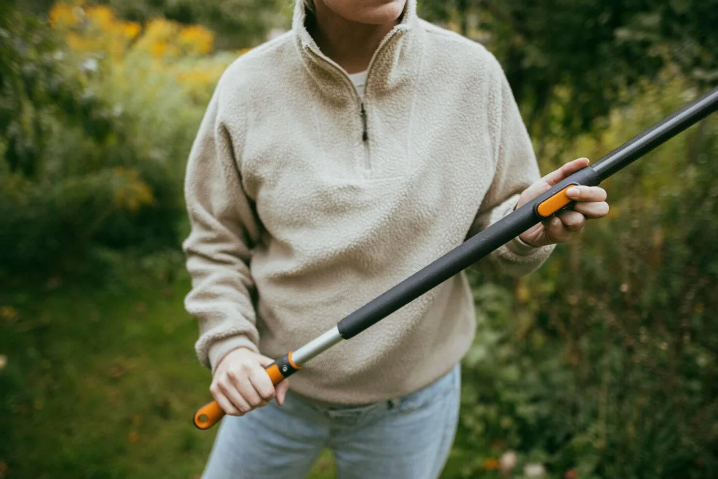 Fiskars OneClick Mango Telescópico M, Extensible de 119 a 179 cm, Cambio en 1 Clic, Adaptador QuikFit Disponible por Separado, Empuñadura SoftGrip, Aluminio, Negro y Naranja, 1080671