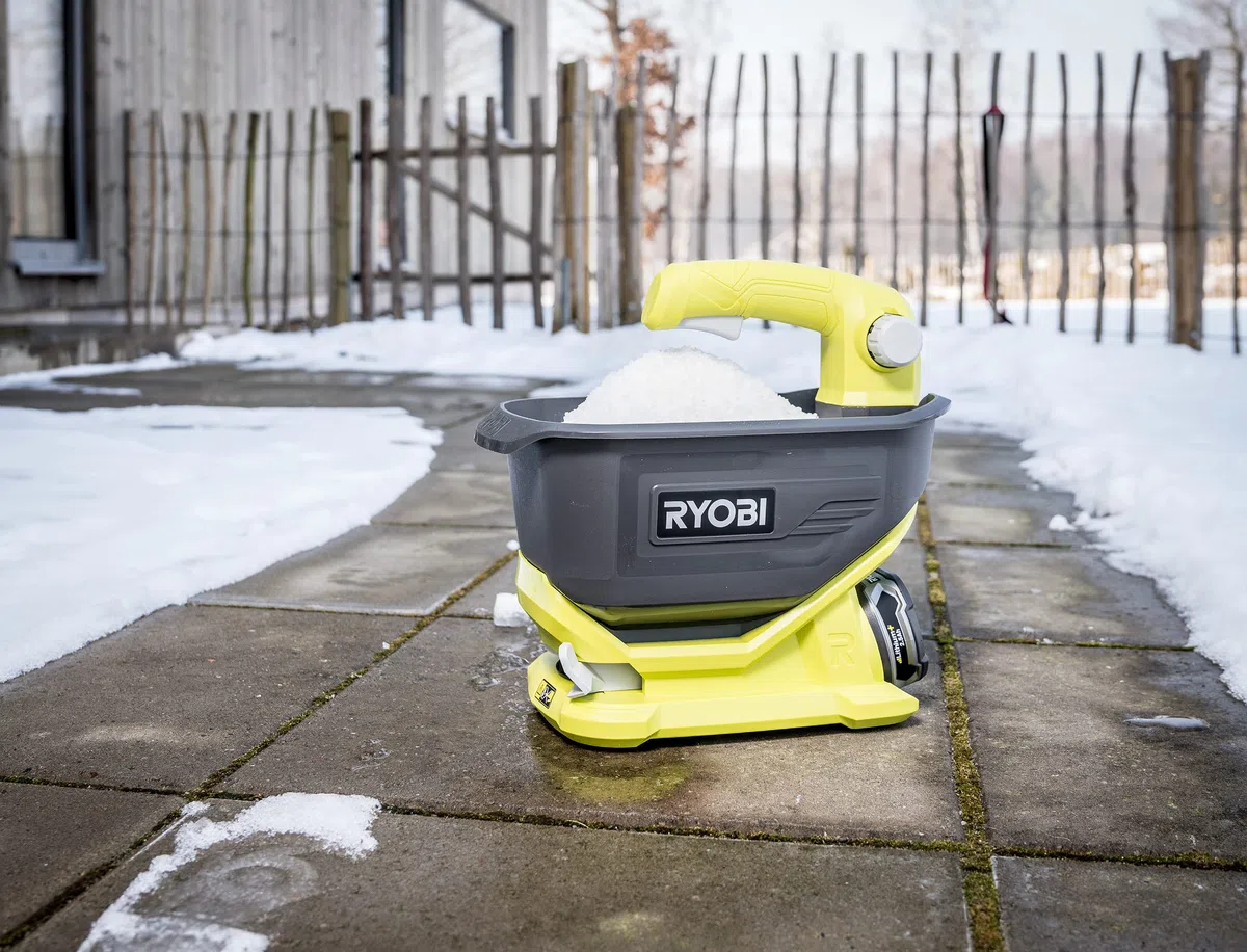Ryobi - Esparcidor de Mano a Batería 18V One+ - Velocidad y Anchura de Esparcimiento Ajustables - Capacidad de la Cubeta 4L / 5kg - Mango con Interruptor - sin Batería ni Cargador - OSS1800