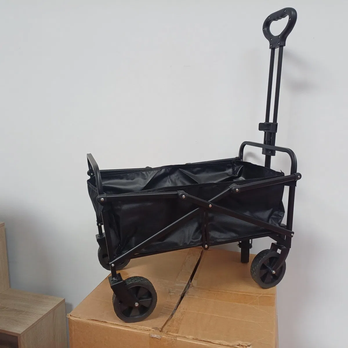 Carro de Mano Plegable con Ruedas | Carrito Multiusos Ideal Playa, Compra, Jardín o Camping | Carga hasta 60kg | Asa Ajustable | Auxiliar | Transporte Todoterreno de Herramientas o Juguetes