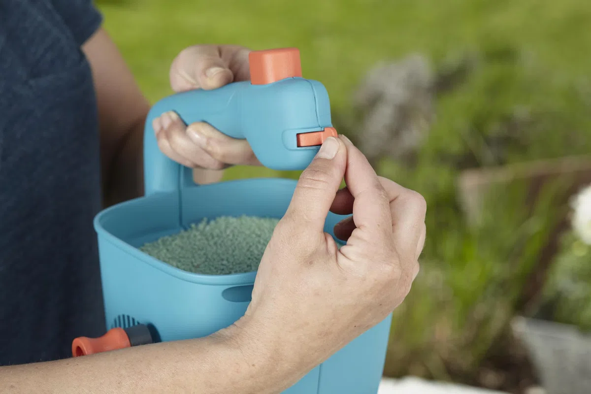 GARDENA Esparcidor manual M: esparcidor para fertilizante, semillas o sal para deshielo, ancho de esparcido 1-4 m, para una superficie de hasta aprox. 100 m², 4 ajustes de dosificación (431-20)