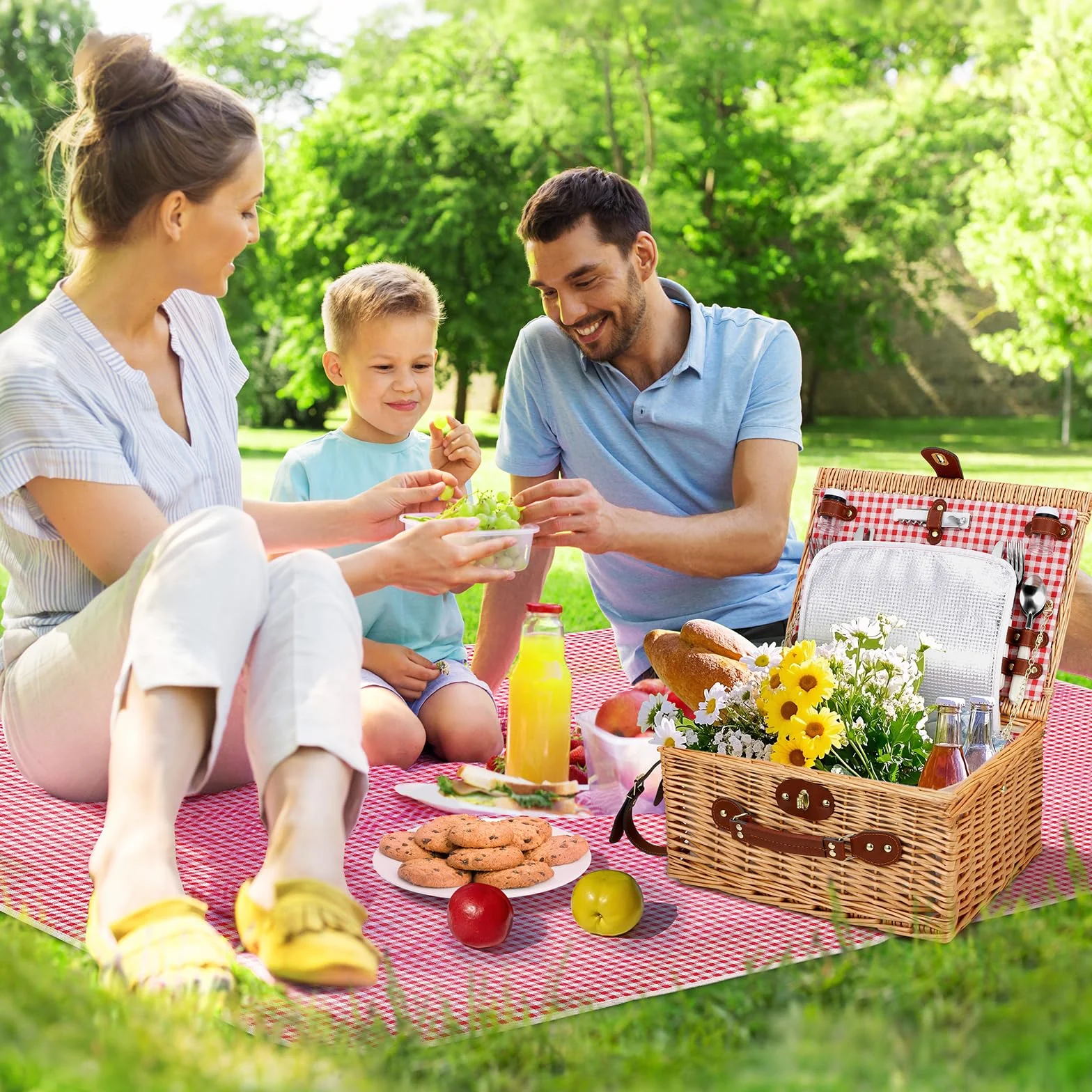 Cesta de Picnic Mimbre para 4 Personas, Cesta Trenzada a Mano con Aislamiento Integrado y Manta Impermeable – Set Completo con 4 Cubiertos, Platos, Vasos para Camping Playa jardín