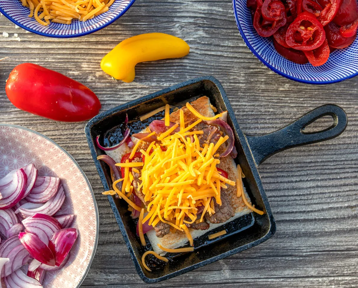 BBQ-TORO Sartenes de Hierro Fundido para Raclette | 6 Piezas | 12,5 x 18 cm | Curadas - pre-Seasoned | Sartenes para Servir, Sartén para Barbacoa