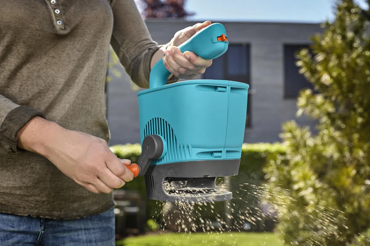 GARDENA Esparcidor manual M: esparcidor para fertilizante, semillas o sal para deshielo, ancho de esparcido 1-4 m, para una superficie de hasta aprox. 100 m², 4 ajustes de dosificación (431-20)