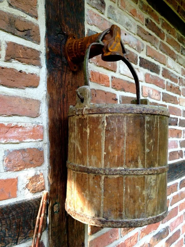 Antikas Fuente de pared - Emmer Gárgola con soporte para cubo, hierro fundido, marrón