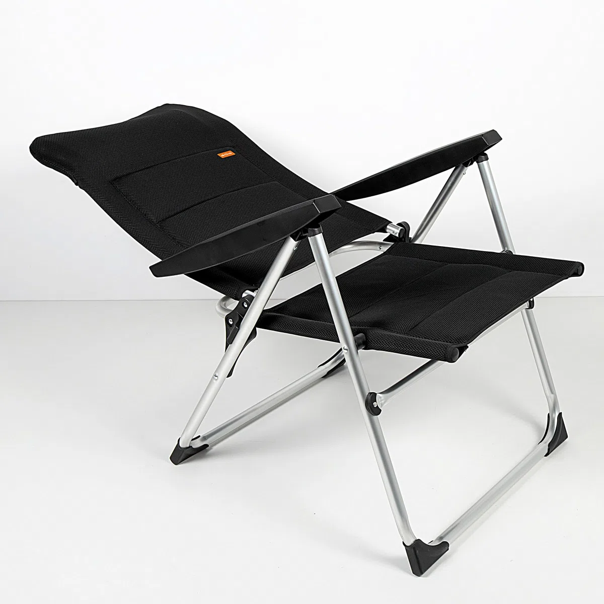 AKTIVE 62292 - Silla Plegable Acolchada Negra, para terraza, balcón, Patio o jardín, Medidas 62 x 48 x 39/105 cm, Material Aluminio y 100% poliéster, antivuelco, Peso máximo 110 kg