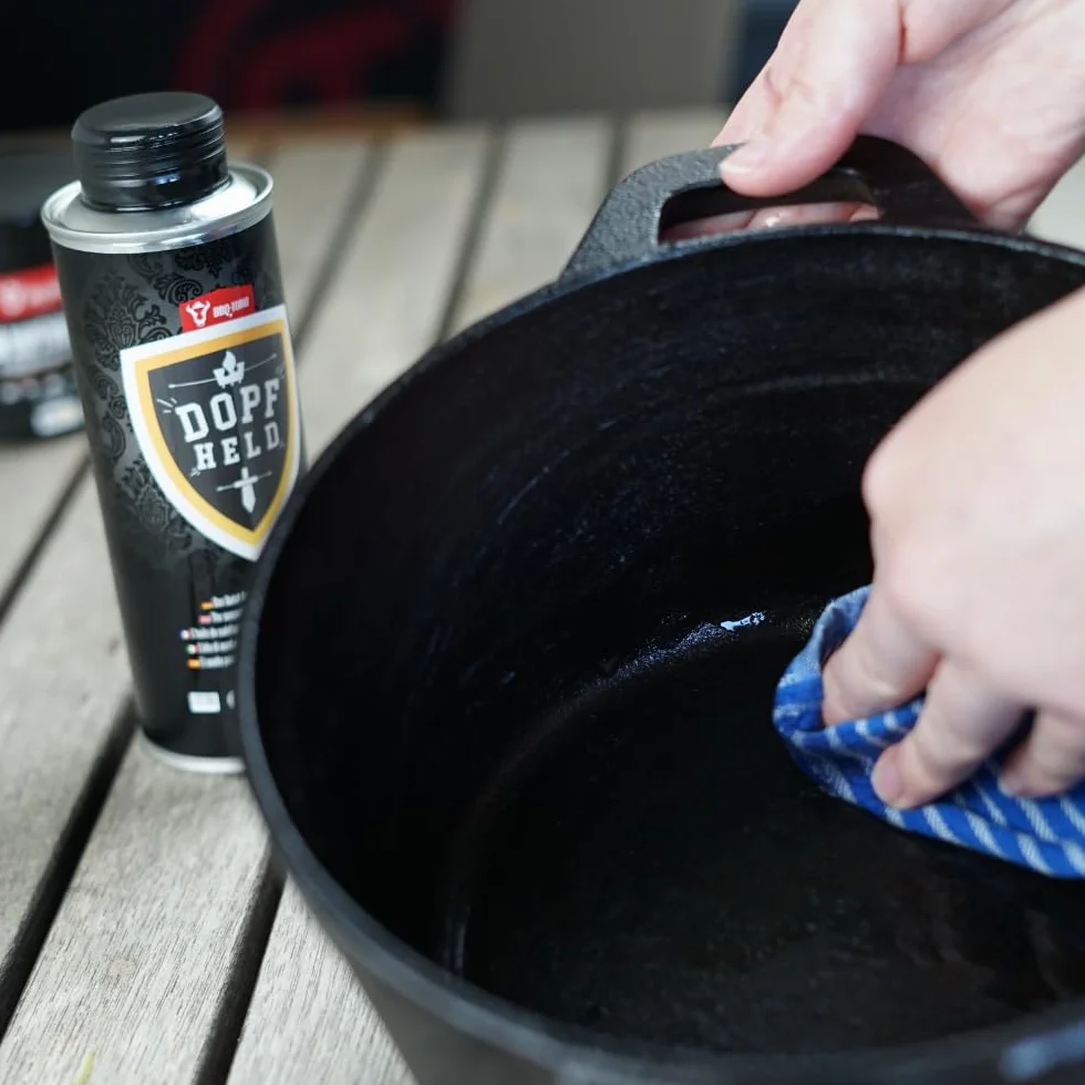 BBQ-TORO Aceite DOPFHELD para el Cuidado del Hierro Fundido y Accesorios de Barbacoa | 2X 250 ml | Limpieza y Cuidado para el Horno Holandés, Sartenes, Ollas y más | Prevención de la Roya