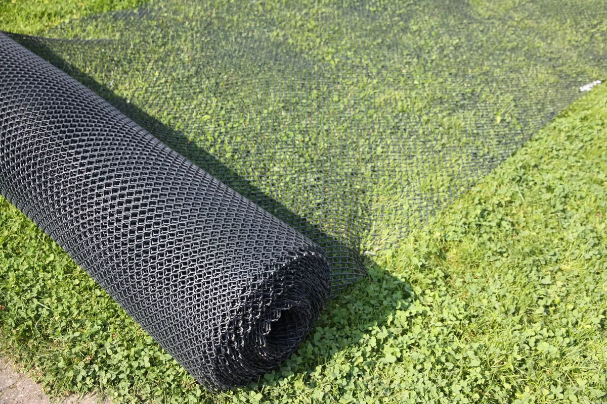 EraGreen - Rejilla de protección para césped, 1,3 m x 5 m, 5 estacas, estable y transitable, para jardín, callejón, pollo y terraplén