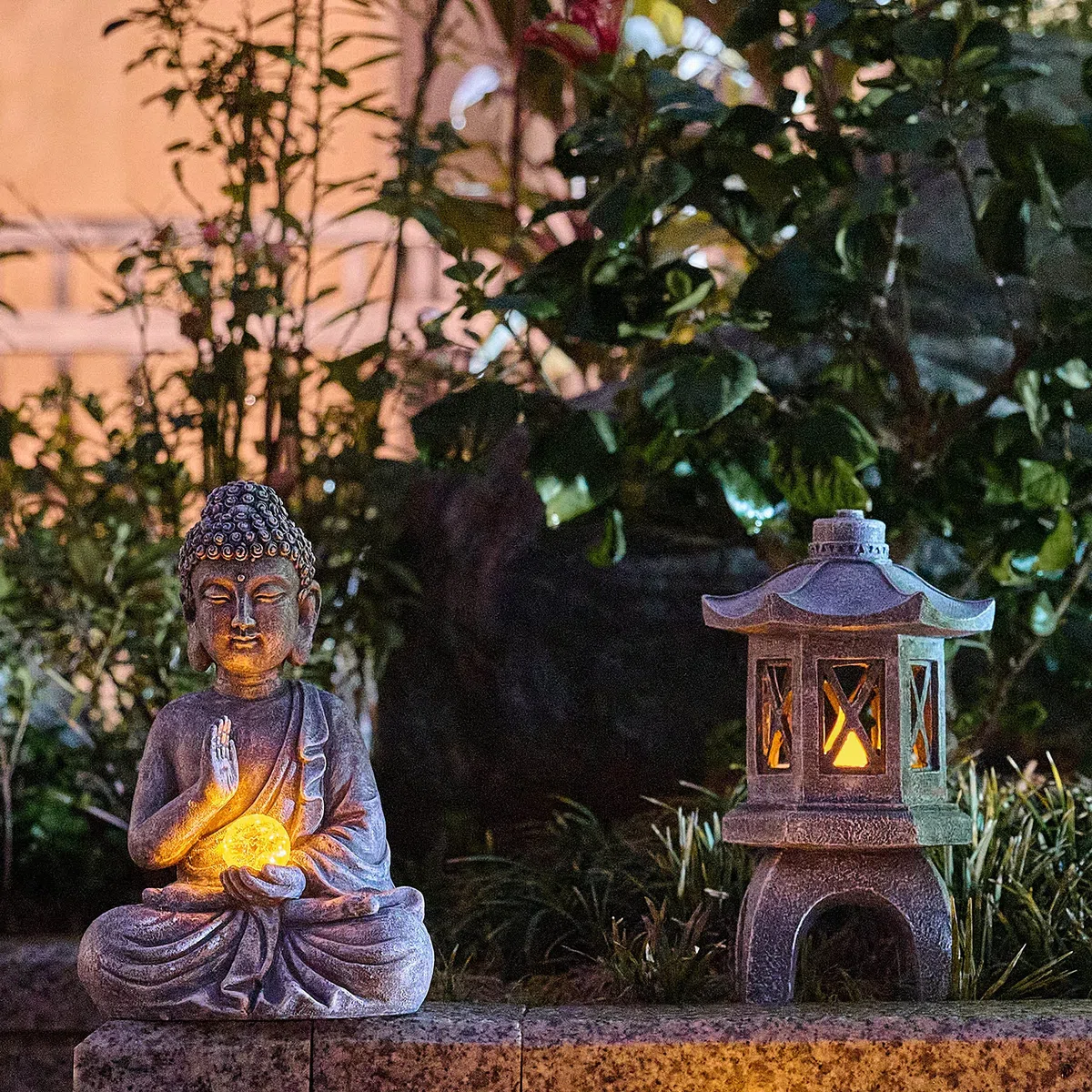 TERESA'S COLECTIONS - Decoración de jardín al Aire Libre Buda con Loto Solar, Juego de 2 Adornos de Buda meditando Luces solares para Exteriores, Decoraciones para el jardín, Regalo para Mujer