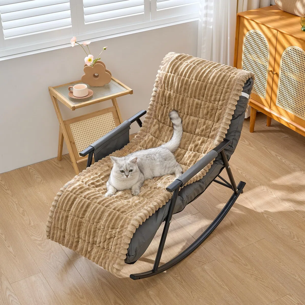 LiveGo Funda gruesa y plegable para mecedora, funda suave antideslizante para silla de camping con banda elástica, protector de muebles para sala de estar al aire libre (caqui, 55 x 180 cm)