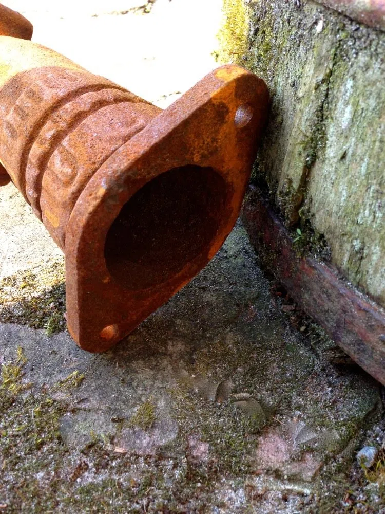 Antikas Fuente de pared - Emmer Gárgola con soporte para cubo, hierro fundido, marrón