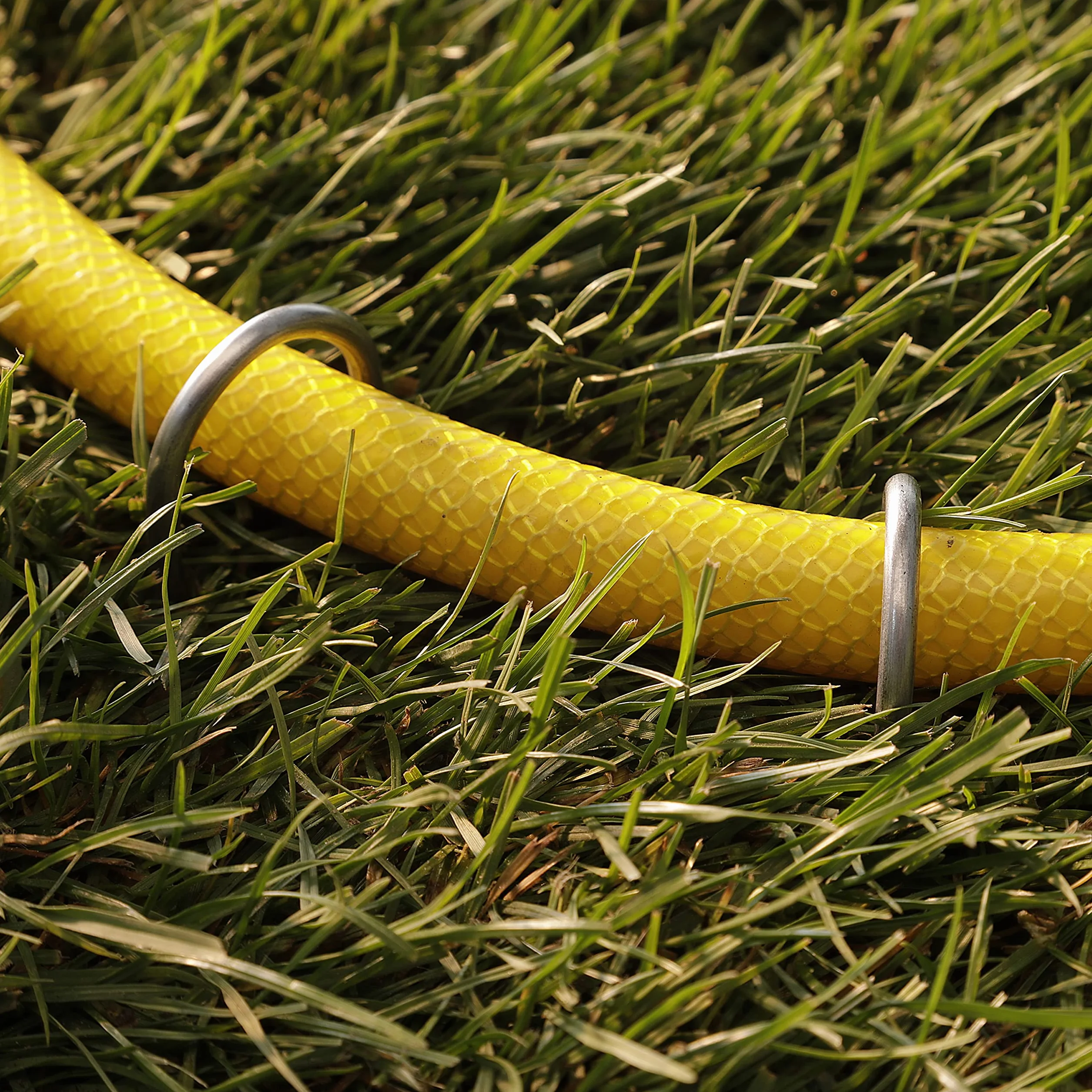 GardenMate 200 Grapas de sujeción GALVANIZADAS de Alambre de Acero | Longitud 200 mm, Ancho 25 mm, Ø 3,8 mm, Cabeza Redonda | para Suelos Extremadamente Duros